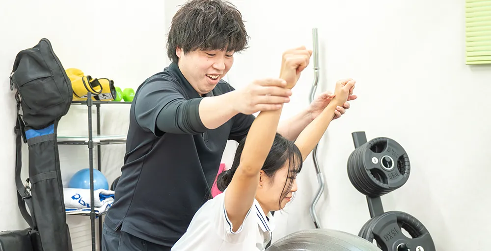 ストレッチの指導を行う整体師