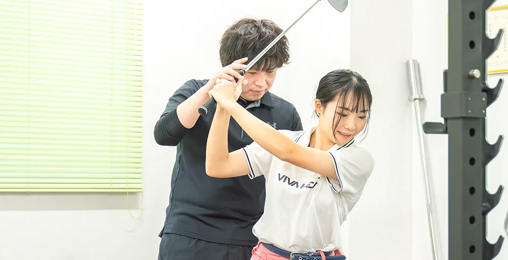 姿勢や動作の指導を行う整体師
