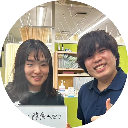 利用者と並ぶ整体師