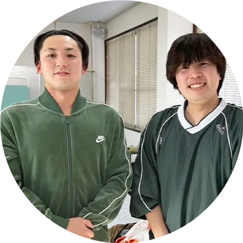 利用者と並ぶ整体師